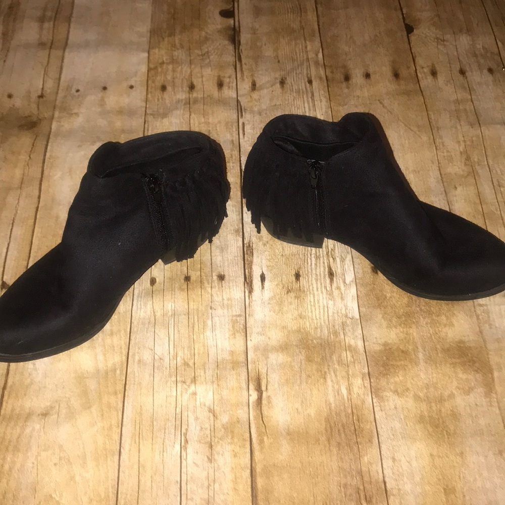 👶🏻SUGAR black suede bootie w/fringe 6 1/2
